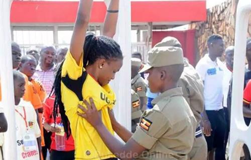 تحرش وضحك ولعب.. جدل في أوغندا حول تفتيش الشرطة للسيدات قبل مباراة - 