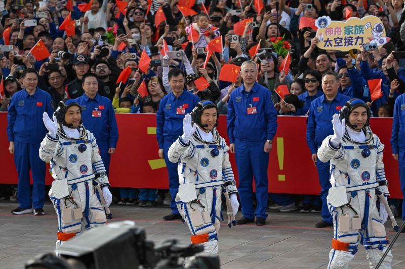 احتفاء صيني برواد فضاء  مهمة شنتشو  قبل ركوب الحافلة لنقلهم إلى المركبة الفضائية