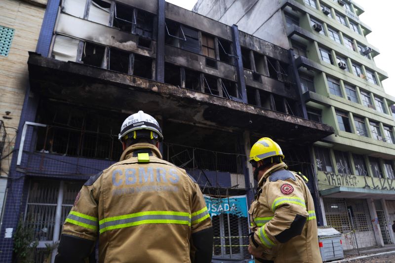 حريق ضخم يلتهم فندقًا في البرازيل