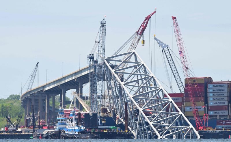  العمال يواصلون إزالة حطام جسر فرانسيس في الولايات المتحدة 