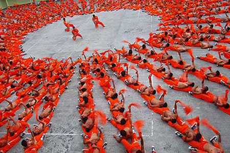 سجن سيبو - الفيليبين-يتم تعليم السجناء الرقص الجماعي ،حيث يتم تدريب السجناء يوميا على الرقص الجماعي على أنغام أشهر الأغاني العالمية كنوع من العلاج النفسي ،ويتم بيع العروض وتوزيع أرباحها على السجناء