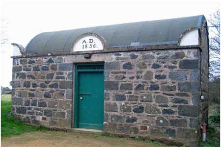 سجن سارك- غويرنسي - هو اصغر سجن في العالم، إذ يتألف من غرفة واحدة، تم بناؤها في العام 1856، وهي تتسع لسجينين فقط. ويتم استخدامها لحبس الأشخاص الذين لا تزيد مدة عقوبتهم على ليلة واحدة. 