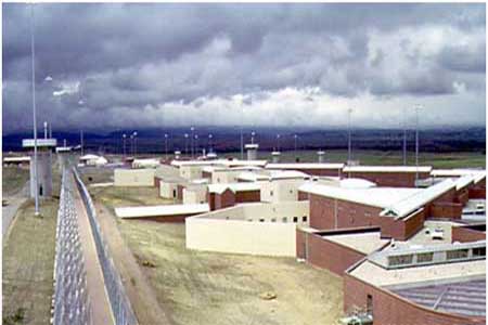 سجن اديكس- كولورادو- الولايات المتحدة-هو أكثر سجون العالم حراسة، وقد تم افتتاحه في العام 1994 ليستقبل من تتعدى مدة عقوبتهم الـ25 عاما. يتم السماح للسجناء بالخروج من زنزاناتهم لمدة 9ساعات في الأسبوع