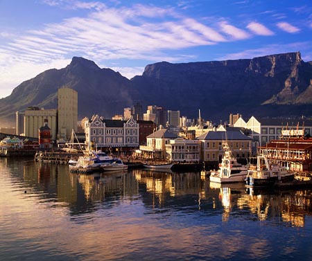 المرتبة الخامسة :مدينة Cape Town كاب تاون أو كيب تاون في جنوب أفريقيا مدينة عصرية محافظة على تراثها القديم ففيها العمارات التاريخية ، وهناك المطاعم والمقاهي والمتنزهات والحدائق والأسواق والدكاكين