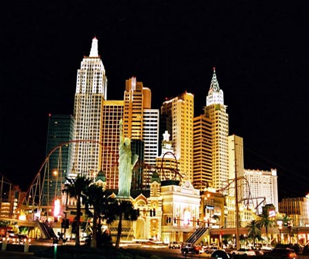 المرتبة السابعة : مدينة Las Vegas لاس فيغاس الامريكية لاس فيغاس هي مركز سياحي و فني عالمي مهم، حيث يزورها ما يقارب من 37 مليون سائح سنويا.ربع الإيرادات القادمة من السياحة تأتي من ايرادات الكازينوهات  