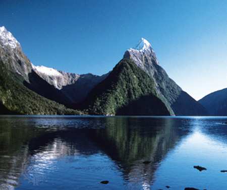   المرتبة الرابعة : South Island أو الجزيرة الجنوبية في نيوزيلاندا حيث تتميز بكونها عبارة عن مجموعة جزر قابعة في قلب المحيط الهادي جنوب شرق أستراليا، فتتميز بالعديد من المناظر الخلابة