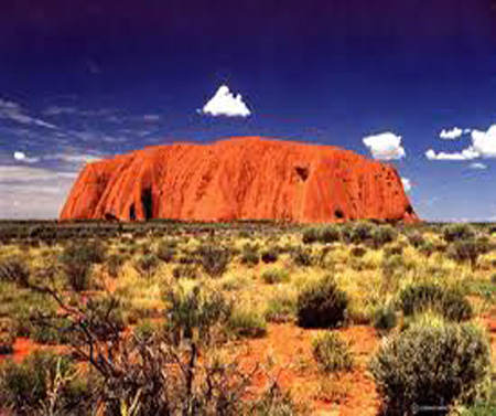 المرتبة الثانية عشر: Uluru وهي الصخرة الشهيرة (اولورو) في استراليا ويبلغ طول الصخرة أكثر من 2,4كم، وعرضها 1,6كم، ويبلغ محيط قاعدتها 8كم.وتتوهج أحجار الصخرة الرملية بلون أحمر عند شروق الشمس وغروبها 