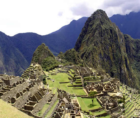  المرتبة الرابعة عشر Machu Picchu — Peru وهي ماتشو بيتشو أو القلعة الضائعة في بيرو بيرو أو البيرو هي بلاد تقع في جبال الأنديز علي ساحل بيرو الغربي حيث يطل غربها علي المحيط الهادي