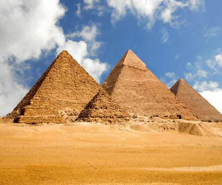 المرتبة السابعة عشر  The Pyramids الاهرامات في مصر سميت بالأهرامات نسبة إلى شكلها الهرمي الشاهق الارتفاع وهي لا تزال شامخة وصامدة على الرغم من مرور آلاف السنين على إقامتها، وقد بناها المصريون القدماء 