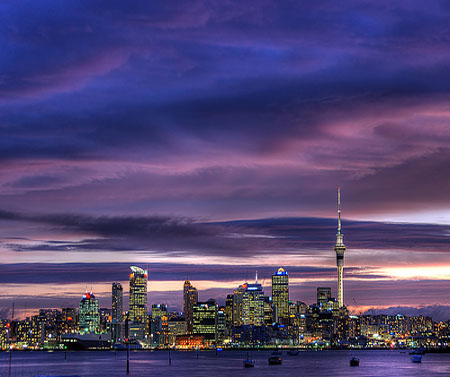المرتبة الخامسة والعشرون : أوكلاند في نيوزيلاندا Auckland — New Zealand في هذه المدينة تنتظرك الفيروزية الصافية  ولأن أوكلاند حملت لقب " مدينةالعشاق" فهي مقصد الفئة الشابة والمتزوجين الجدد