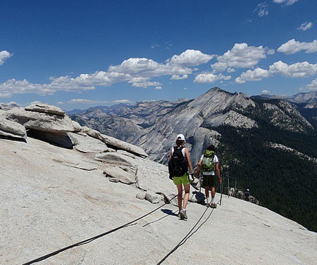 المرتبة الثالثة والعشرون: هي منتزه يوسيمايت القومي Yosemite National Park في ولاية كاليفورنيا الأمريكية وهي على شكل أرخبيل من الجزر في المحيط الهادي تبلغ مساحته 166,642 كم. 