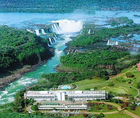 المرتبة السادسة والعشرون : شلالات ايجواسو Iguassu Falls في البرازيل شلالات مفارقة مذهلة اكثر من 270 سلسلة من مساقط المياه وهي اكبر سلسلة من مساقط المياه في العالم 