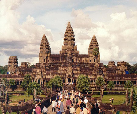 المرتبة التاسعة والعشرون  Angkor Wat في كمبوديا هو احد أسرار التاريخ حديث الاكتشاف حيث تم اكتشافه في أوائل التسعينات و ذلك بسبب موقعه السري   و قد أصبح الآن مزار مهم للسياح الباحثين عن الغموض 