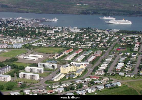 المركز 44 جزيرة أيسلندا  بلد الأرض المتجمدة او بلد النهار الدائم هذا ما يطلقه عليها أهلها و زائريها و هي من أكثر المناطق جذبا للسياح