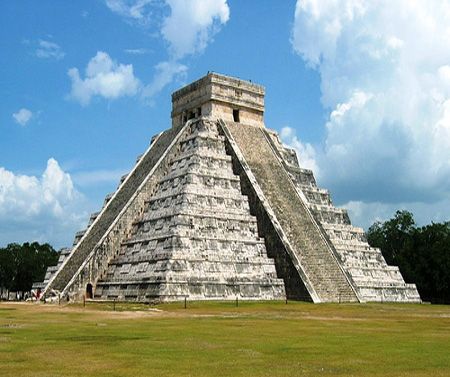 المرتبة الثالثة عشر Chichen Itza — Mexico: وهي آثار تشيتشين ألتزا في المكسيك  المايا هو اسم حضارة قامت شمال جواتيمالا وأجزاء من المكسيك .حيث الغابات الإستوائية وهندوراس والسلفادور 