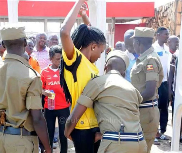 تحرش وضحك ولعب.. جدل في أوغندا حول تفتيش الشرطة للسيدات قبل مباراة | وكالة  الصحافة المستقلة