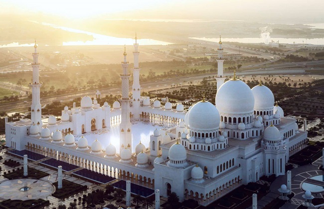 جامع الشيخ زايد بالإمارات تحفة معمارية إسلامية تستحق أن تكون
