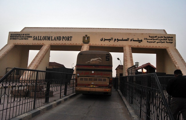 مغادرة 1353 شاحنة نقل بضائع تصدير إلى ليبيا وعودة 3756 عاملا عبر منفذ السلوم البري - 