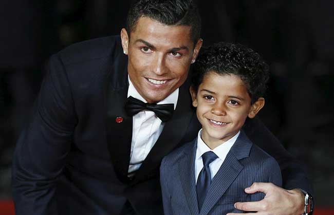 كريستيانو رونالدو لابنه أفضل لاعب في المدرسة عيد ميلاد سعيد صور وفيديو بوابة الأهرام