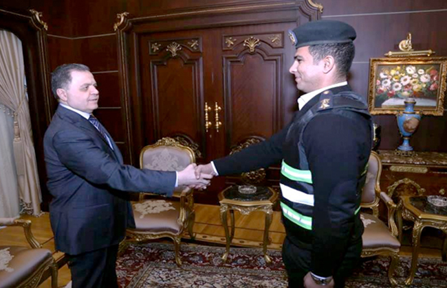 وزير الداخلية يكرم ضابطا وأمين شرطة لشجاعتهما في مواجهة تاجر مخدرات الهرم - 