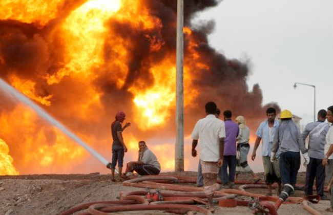 اندلاع حريق في خزان مصفاة عدن النفطية جنوب اليمن.. وشكوك حول عمل تخريبي