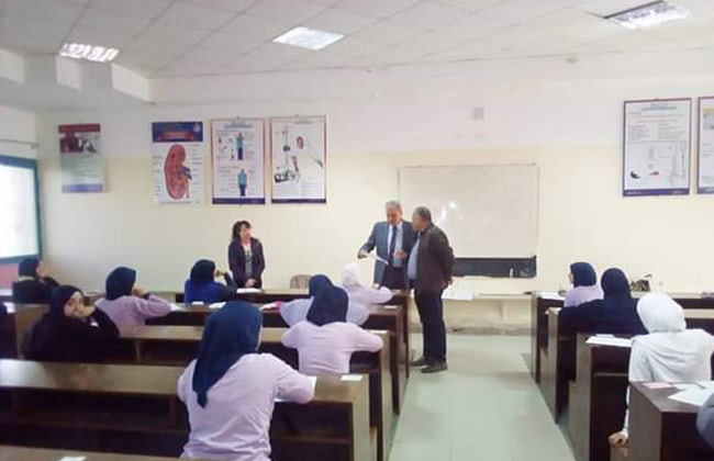 وكيل وزارة الصحة بالبحر الأحمر يتفقد لجان امتحانات مدرسة التمريض بالغردقة   صور - 