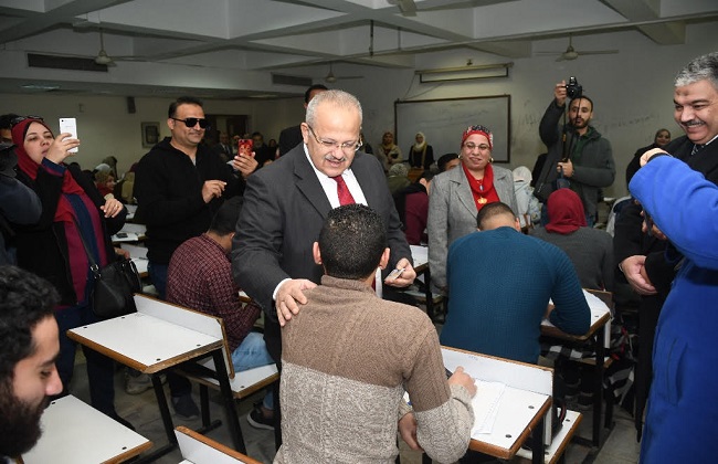 تفاصيل جولة الخشت لتفقد امتحانات كليات جامعة القاهرة   صور 