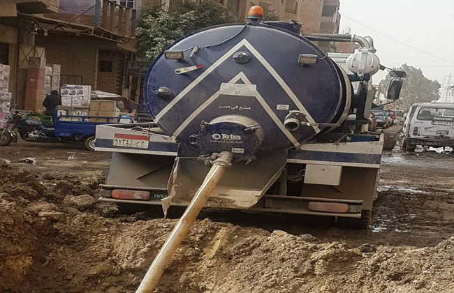 شركة مياه الجيزة تقوم بإصلاح خط 600 مم في أبو النمرس   صور 