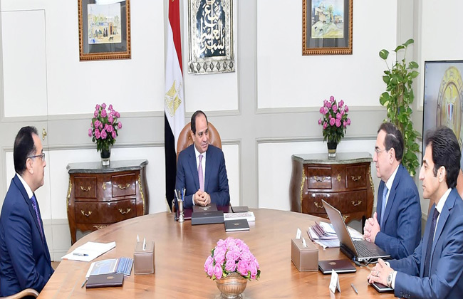 الرئيس السيسي يجتمع مع رئيس الحكومة والملا لمتابعة عدد من المشروعات في قطاع البترول - 