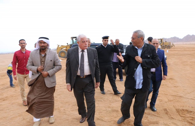 محافظ جنوب سيناء يتفقد مضمار الهجن وأعمال تطوير مطار شرم الشيخ   صور - 