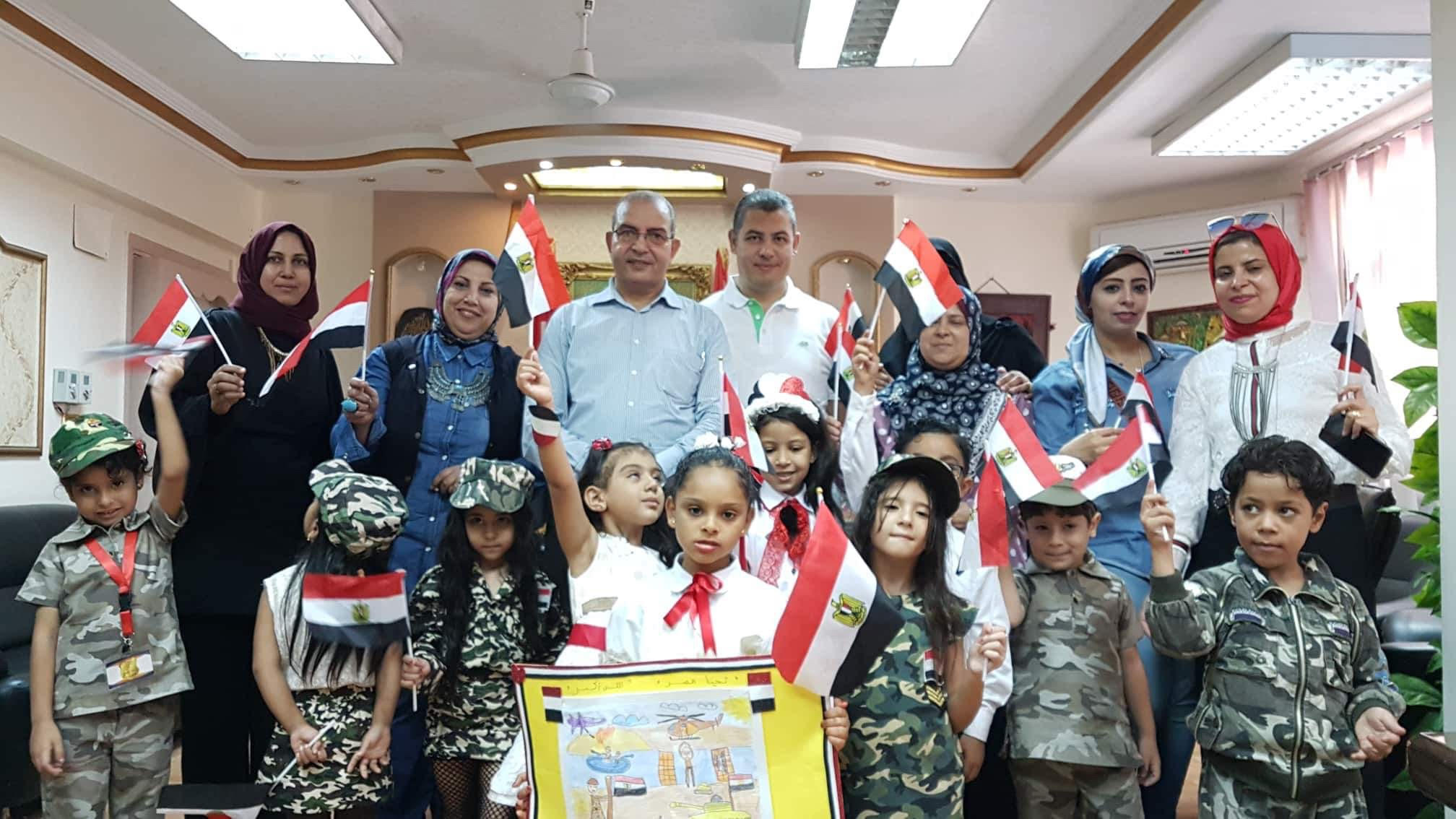 أطفال روضة الزهراء يحتفلون مع وكيل وزارة التربية والتعليم بذكرى نصر أكتوبر   صور - 