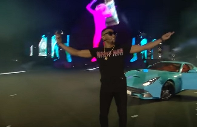 شاهد السيارة التي يقودها محمد رمضان علي المسرح في حفل موسم الرياض  فيديو - 