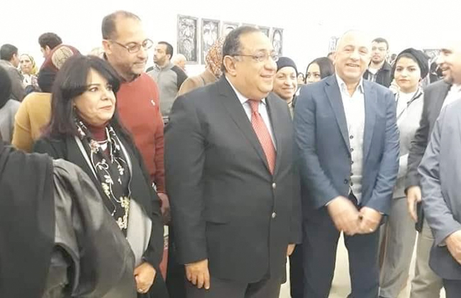 رئيس جامعة حلوان يفتتح معرض تجاعيد  صور - 