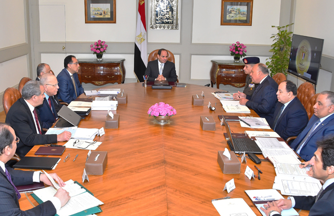 الرئيس يجتمع مع رئيس مجلس الوزراء وعدد من المسئولين - 