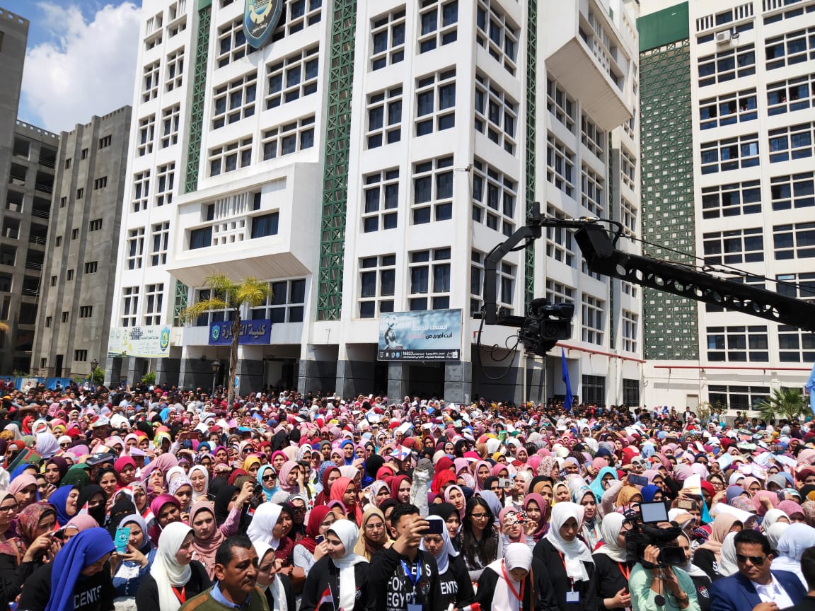 بمشاركة المحافظ ورئيس الجامعة.. مسيرة لطلاب جامعة دمنهور لتأييد التعديلات الدستورية   صور 