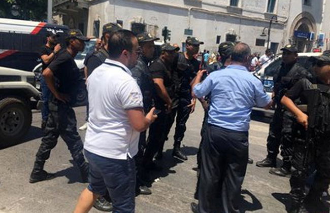 الداخلية التونسية: تفجير انتحاري ثان يستهدف مركزا للشرطة.. ومقتل رجل أمن وإصابة 4 آخرين - 