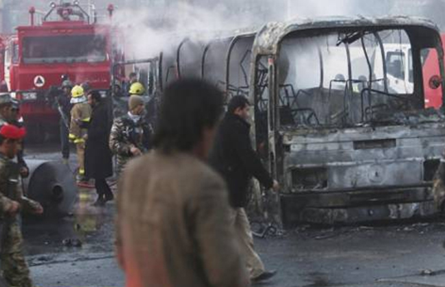 مقتل 12 شخصا وإصابة 20 آخرين في تفجير أتوبيس بأفغانستان - 