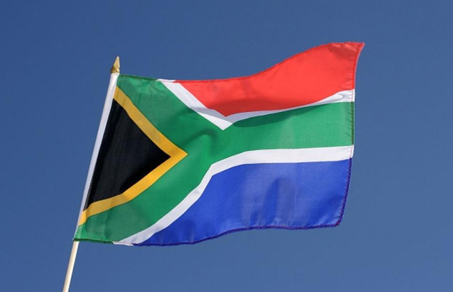 جنوب إفريقيا تحظر رفع علمها القديم - 