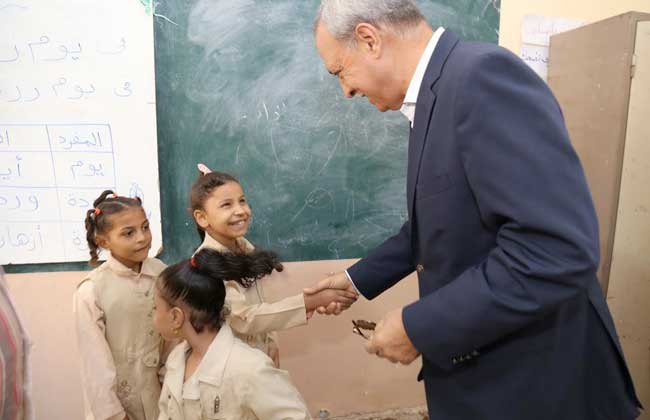 الهجان يتفقد سير العملية التعليمية بمدارس التربية الخاصة بمدينة قنا   صور - 