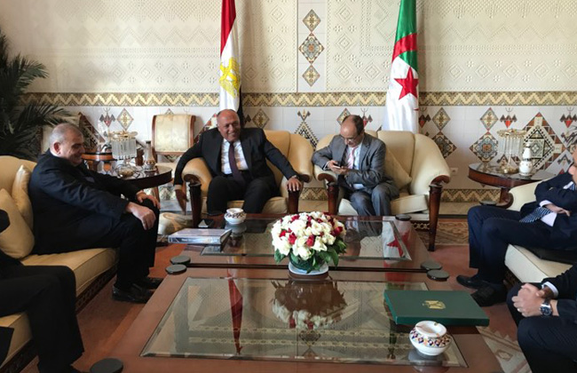 وزير الخارجية يصل الجزائر حاملا رسالة من الرئيس السيسي للرئيس الجزائري - 