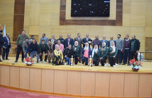 جامعة سوهاج تحتفل بختام فعاليات أسبوع الجامعات الأول و طنطا  تحصل على الدرع العام  صور 