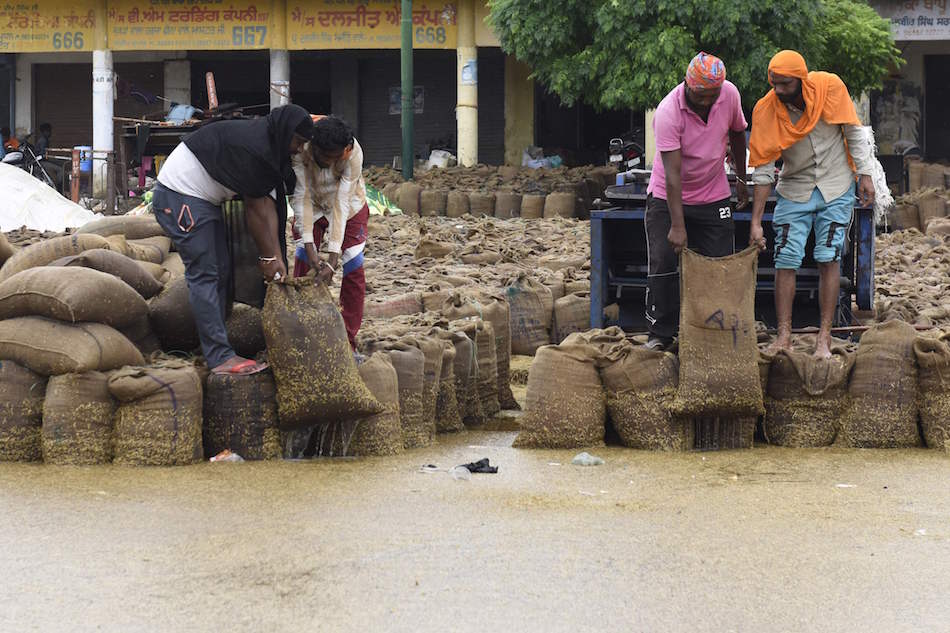 الأمطار-تغرق-سوقا-للأرز-في-الهند