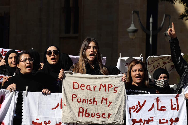 مظاهرة-نسوية-أمام-البرلمان-اللبناني-في-بيروت-لمناهضة-العنف-ضد-المرأة