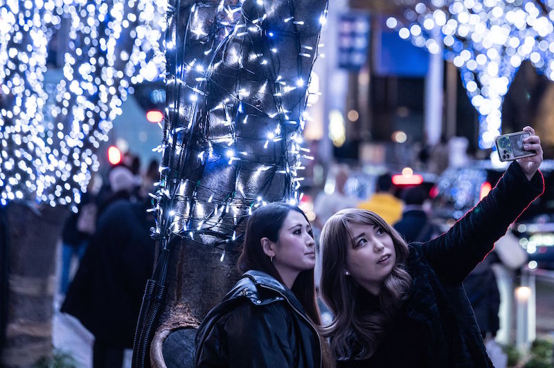 احتفالات-المواطنين-بأعياد-الميلاد-في-اليابان