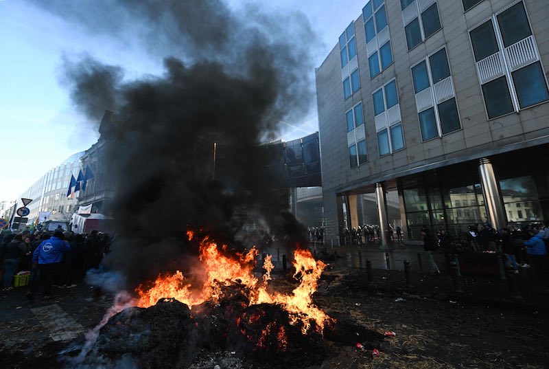 اشتعال-حريق-بالقرب-من-مبنى-البرلمان-الأوروبي-خلال-احتجاجات-المزارعين