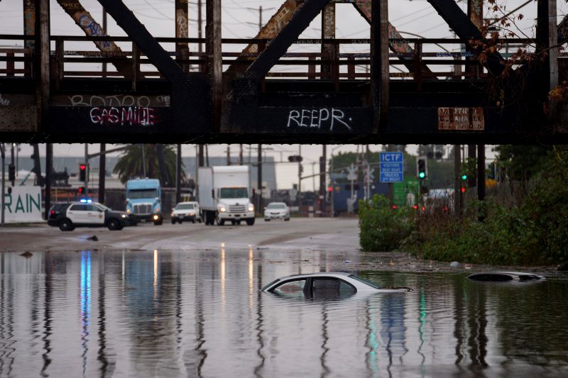 مياه-الفيضانات-تغمر-شوارع-ولاية-كاليفورنيا-في-الولايات-المتحدة-الأمريكية