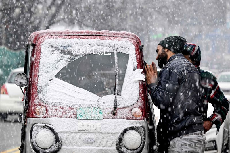 الثلوج-تغطي-شوارع-سريناجار-في-الهند