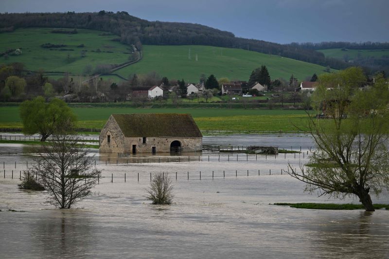 مياه-الفيضانات-تغمر-شوارع-فرنسا-