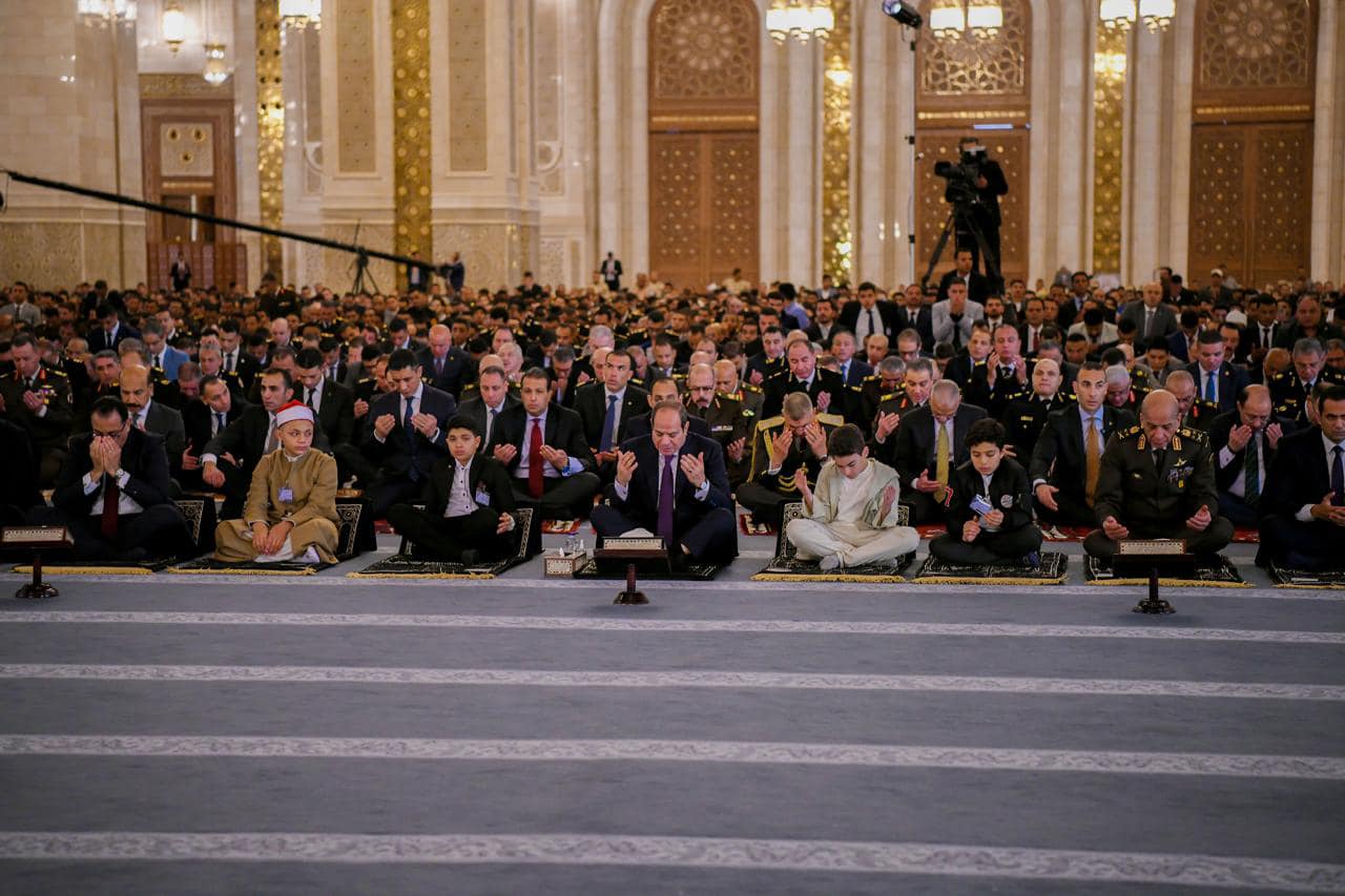 الرئيس-السيسي-يؤدي-صلاة-عيد-الفطر-بمسجد-مصر-بالعاصمة-الإدارية-الجديدة