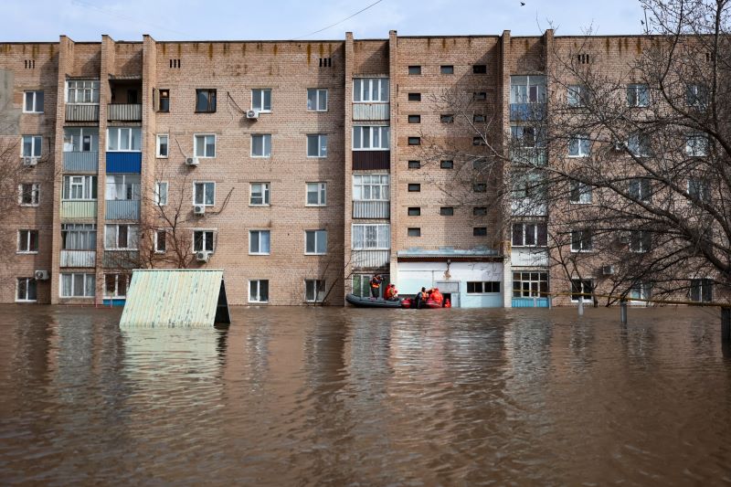 مياه-الفيضانات-تغمر-شوارع-روسيا